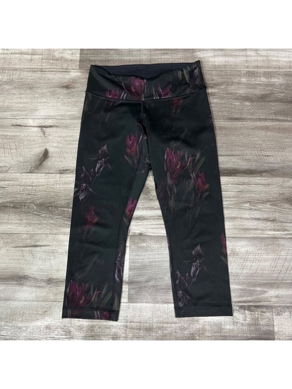 Lululemon Athletic Wunder Under Crop Yoga Pants Dark Floral Women’s Size 4/6